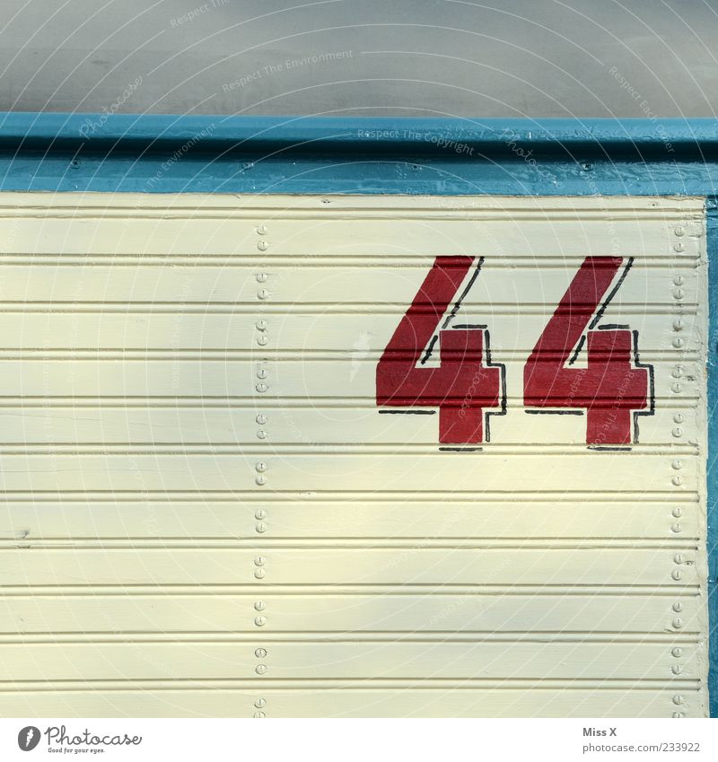 45 Zeichen blau rot weiß Ziffern & Zahlen Hausnummer 44 Midlife Crisis Farbfoto mehrfarbig Außenaufnahme Muster Strukturen & Formen Menschenleer