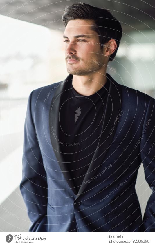 attraktiver Mann, Model der Mode, trägt einen modernen Anzug. elegant Stil Arbeitsplatz Business Mensch maskulin Junger Mann Jugendliche Erwachsene 1