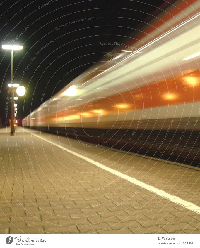 Einfahrender Zug Eisenbahn Bahnsteig Nacht Bewegung Langzeitbelichtung Bewegungsunschärfe Verkehr Bahnhof