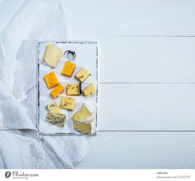 Brie-Käse, Roquefort, Camembert, Cheddar, etc. Frühstück Abendessen Tisch Holz außergewöhnlich lecker gelb weiß roquefort Scheibe Spielfigur Serviette