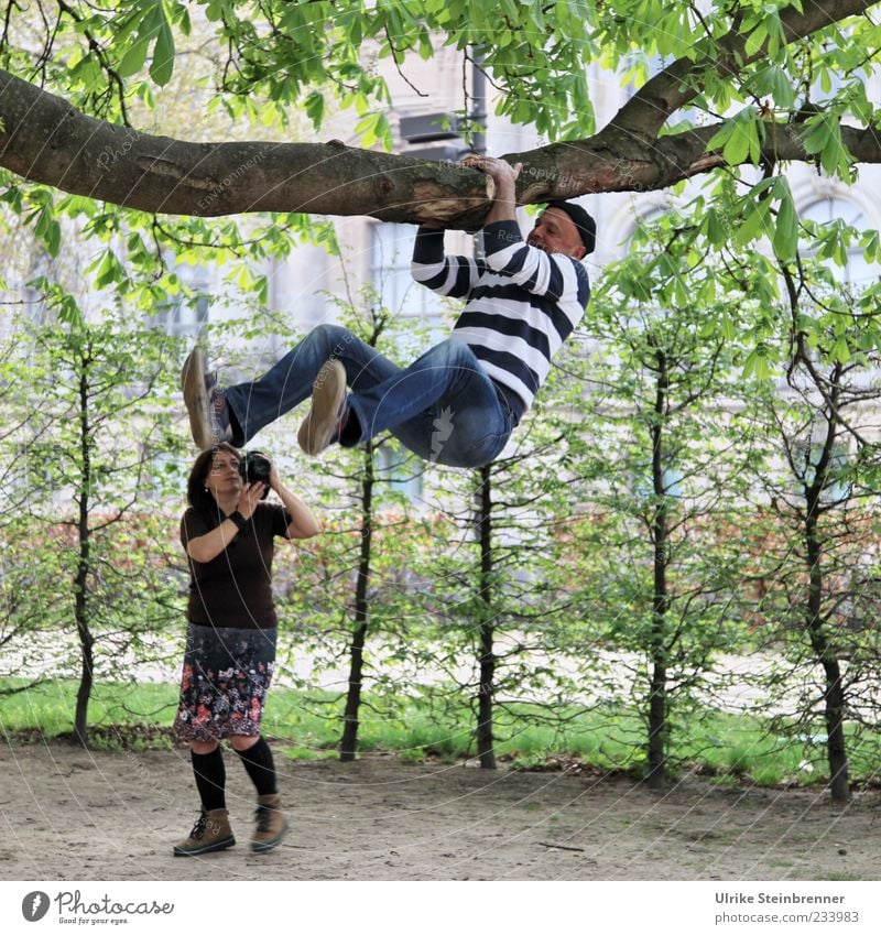 Hänger Freude Leben Freizeit & Hobby Fotografieren Fotokamera Muskulatur heben Mensch maskulin Frau Erwachsene Mann Freundschaft 2 45-60 Jahre Baum Grünpflanze