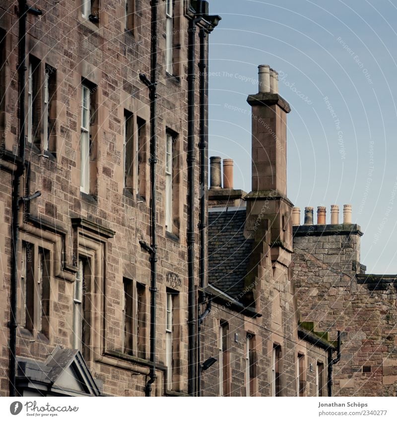 Häuserfassade mit Schornsteinen auf der Royal Mile in Edinburgh Stadt Hauptstadt Stadtzentrum Altstadt Fußgängerzone bevölkert Haus Fassade Dach Dachrinne alt