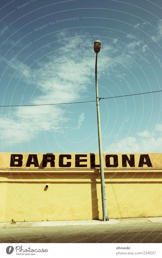 Immer eine Reise wert Kabel Laterne Himmel Schönes Wetter Barcelona Spanien Stadtrand Menschenleer Mauer Wand Schriftzeichen blau Farbfoto Außenaufnahme