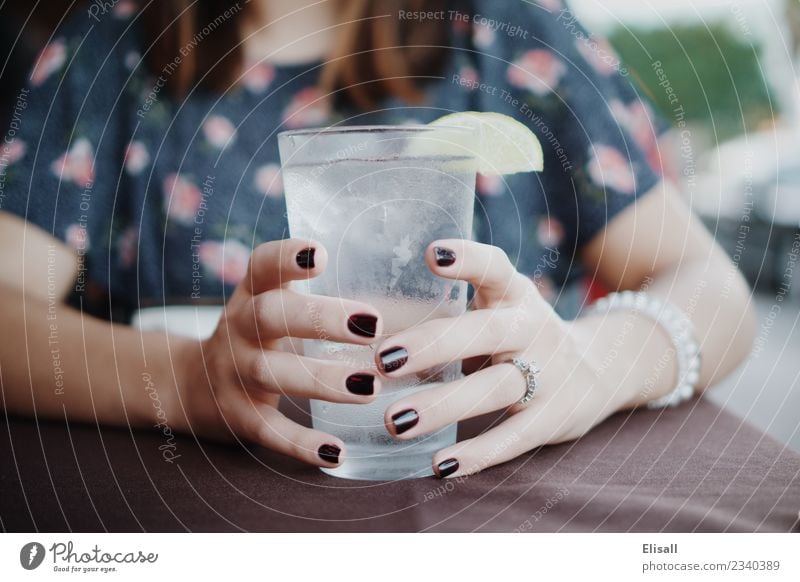 Hydrat Lifestyle Gesundheit Gesunde Ernährung Wellness Wohlgefühl Mensch Frau Erwachsene 1 18-30 Jahre Jugendliche frei frisch kalt lecker trinken Trinkwasser