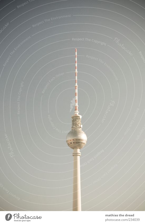 EINMAL TURM FÜR ALLE Himmel Wolkenloser Himmel Schönes Wetter Hauptstadt Skyline Menschenleer Turm Bauwerk Gebäude Architektur Berliner Fernsehturm groß hoch