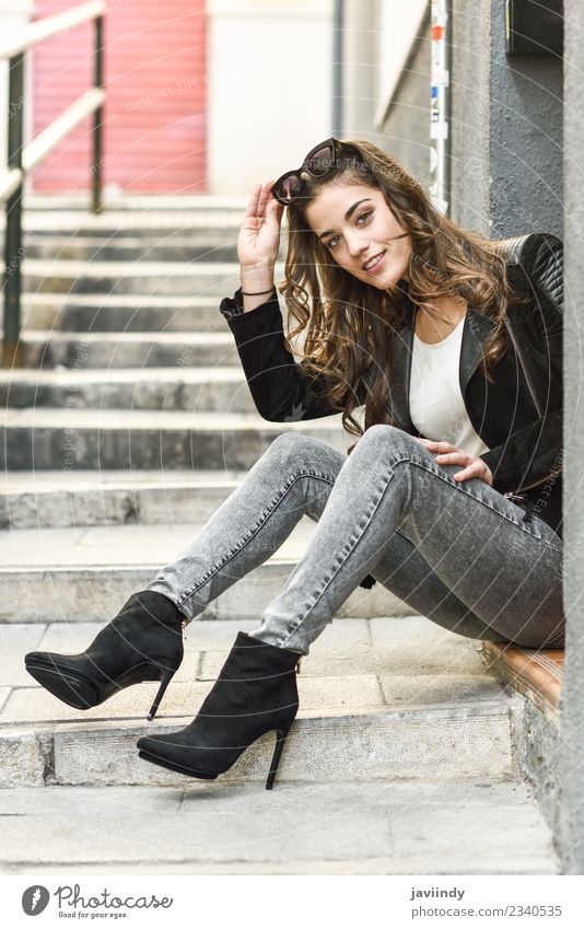 Porträt einer jungen Frau, die auf einer städtischen Stufe sitzt. Lifestyle Stil Glück schön Haare & Frisuren Gesicht Mensch feminin Erwachsene Jugendliche 1