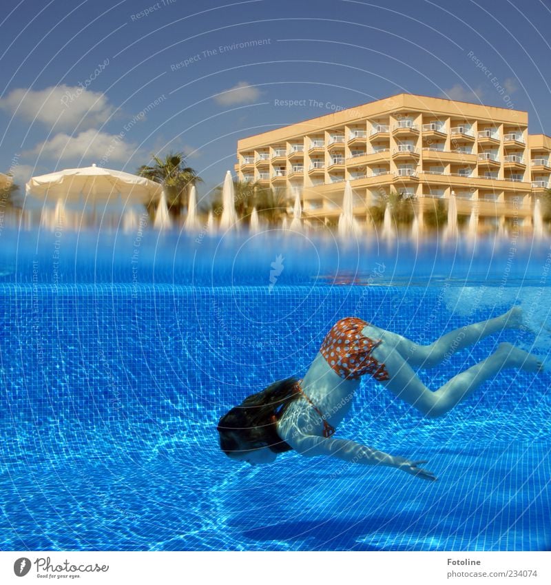 Tiefer gehts noch! Mensch Kind Mädchen Kindheit Haut Arme Hand Beine Fuß heiß hell nass blau Schwimmbad tauchen Hotel Haus Gebäude Schirm Sonnenschirm