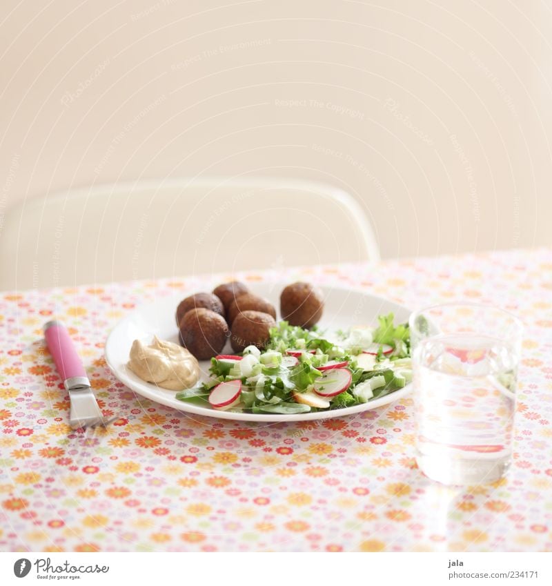 falafel Lebensmittel Salat Salatbeilage Ernährung Mittagessen Bioprodukte Vegetarische Ernährung Getränk Erfrischungsgetränk Trinkwasser Geschirr Teller Glas
