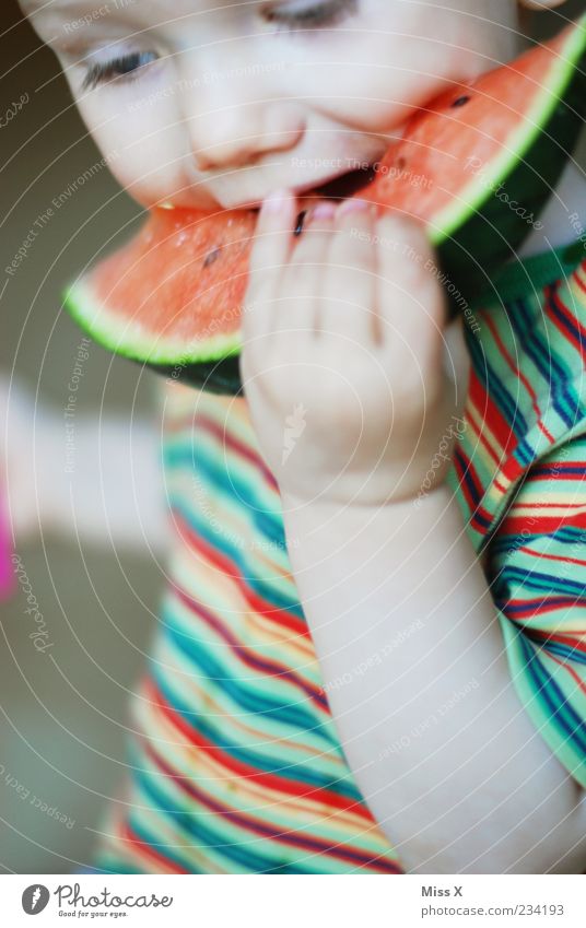 Melone Lebensmittel Frucht Ernährung Essen Bioprodukte Vegetarische Ernährung Mensch Kind Kleinkind Kindheit Hand 1 1-3 Jahre lecker nass saftig süß rot