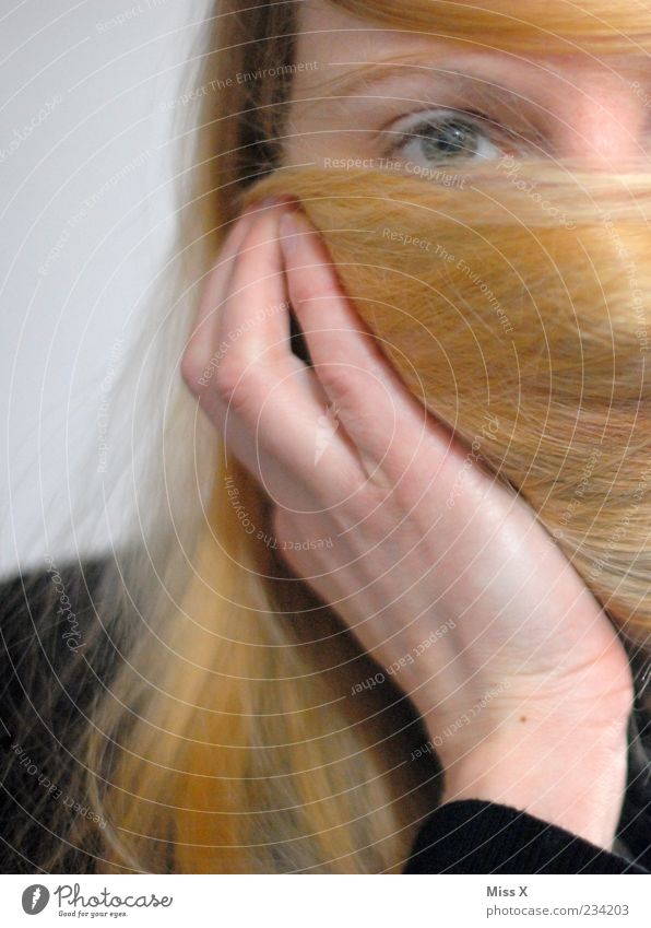 Verstecken schön Haare & Frisuren Gesicht Mensch feminin Junge Frau Jugendliche 1 18-30 Jahre Erwachsene blond rothaarig langhaarig Haarspliss verstecken