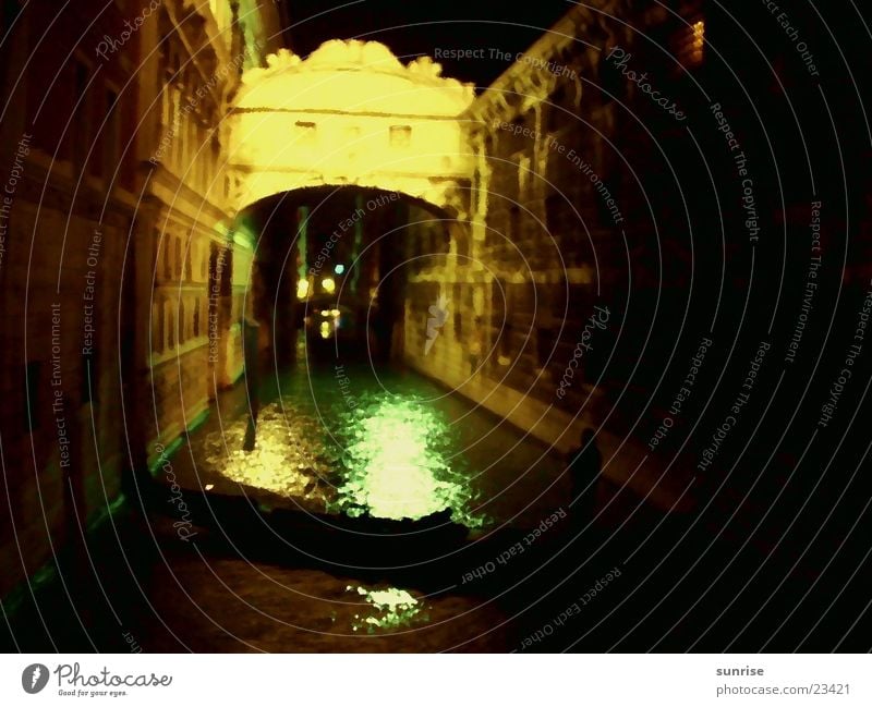 Gondel in Venedig Nacht Licht Europa Gracht Zentralperspektive geradeaus Nachtaufnahme Kunstlicht Gondel (Boot) Unschärfe Brücke historisch alt