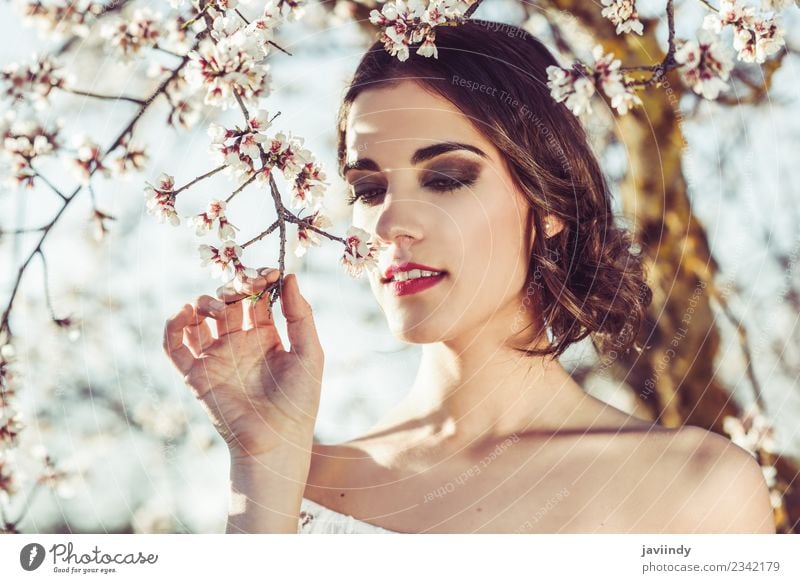 Junge Frau, die im Frühjahr Mandelblüten riecht. Stil Glück schön Haare & Frisuren Gesicht Hochzeit Mensch feminin Jugendliche Erwachsene 1 18-30 Jahre Natur