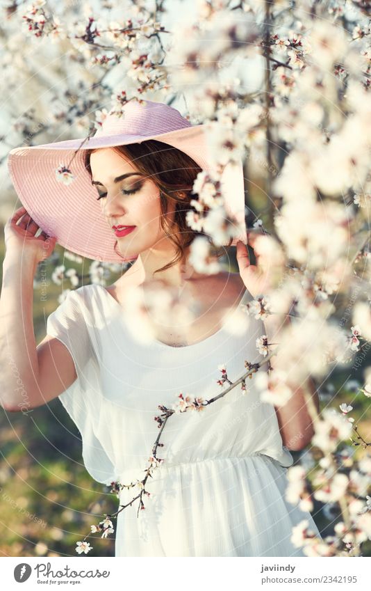 Augen geschlossen Frau zwischen Mandeln blüht im Frühjahr schön Mensch feminin Junge Frau Jugendliche Erwachsene 1 18-30 Jahre Natur Baum Blume Blüte Park Mode