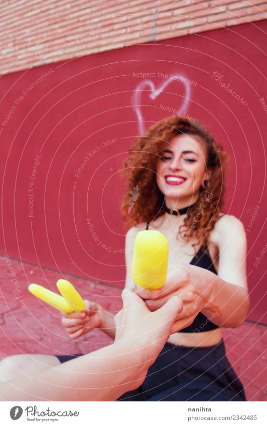 Junge rothaarige Frau bei einem Zitroneneis. Lebensmittel Speiseeis Essen Lifestyle Stil Freude Wellness Wohlgefühl Sommer Sommerurlaub Party Veranstaltung
