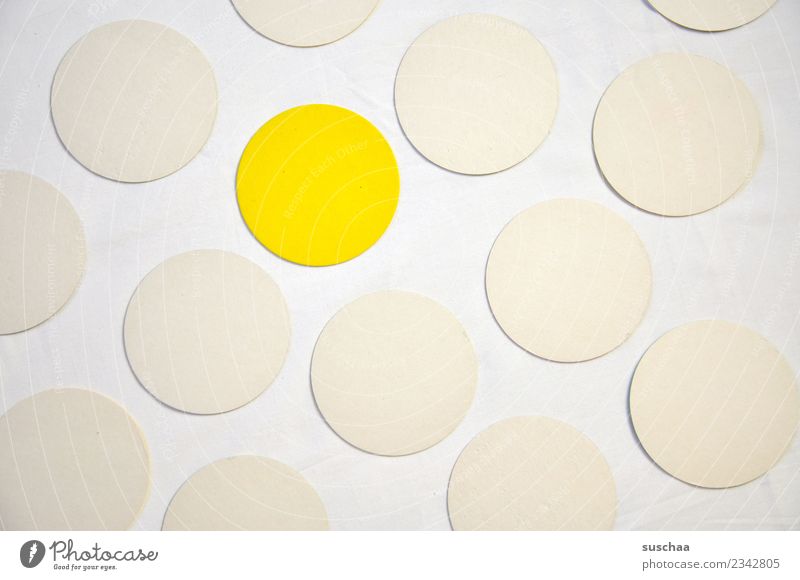 der gelbe punkt rund Kreis Punkt weiß Symbole & Metaphern Farbe einfarbig Muster ausnahme Außenseiter inklusion Integration Randgruppe außergewöhnlich