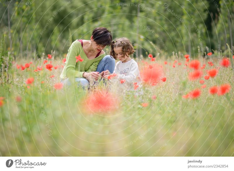 Glückliche Mutter mit ihrer kleinen Tochter im Mohnfeld Lifestyle Freude schön Spielen Kind Mensch Mädchen Junge Frau Jugendliche Erwachsene