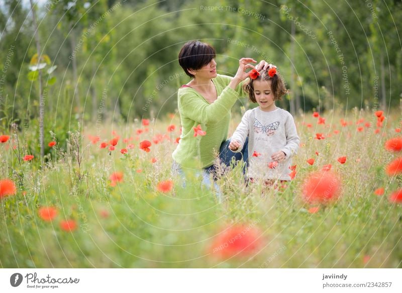 Glückliche Mutter mit ihrer kleinen Tochter im Mohnfeld Lifestyle Freude Spielen Kind Mensch Mädchen Frau Erwachsene Familie & Verwandtschaft Kindheit 2