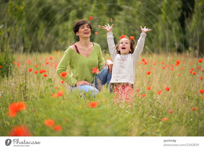 Glückliche Mutter mit ihrer kleinen Tochter im Mohnfeld Lifestyle Freude Kind Mensch feminin Mädchen Frau Erwachsene Familie & Verwandtschaft Kindheit 2