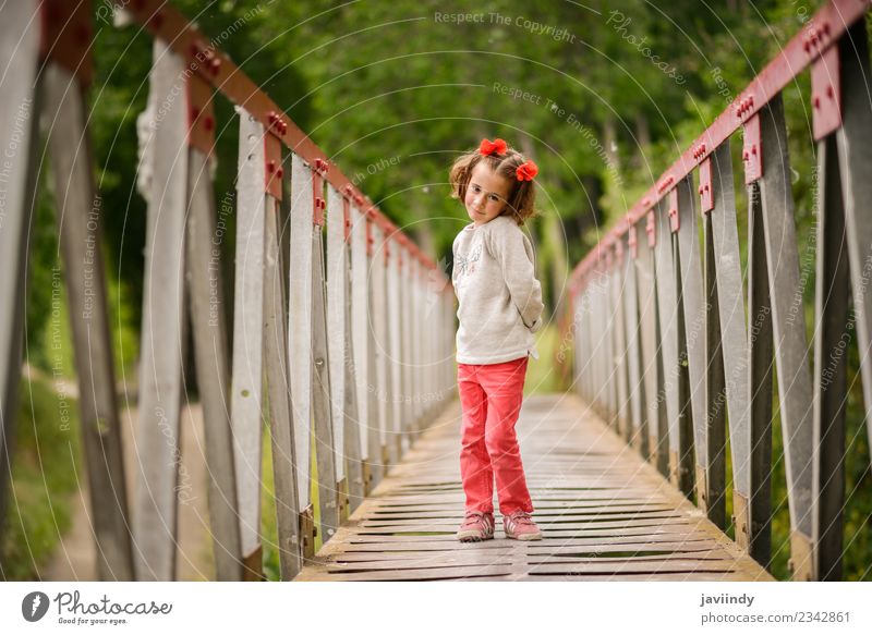 Süßes kleines Mädchen, das Spaß in einer ländlichen Brücke hat. Freude Glück schön Leben Spielen Kind Mensch Baby Frau Erwachsene Kindheit 1 3-8 Jahre Natur