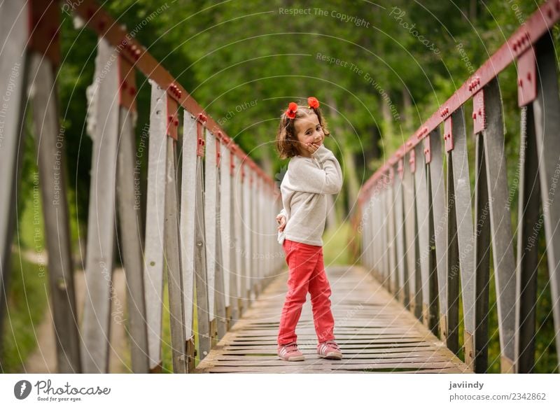 Süßes kleines Mädchen mit vier Jahren in einer ländlichen Brücke. Freude Glück schön Leben Spielen Kind Mensch Baby Frau Erwachsene Kindheit 1 3-8 Jahre Natur