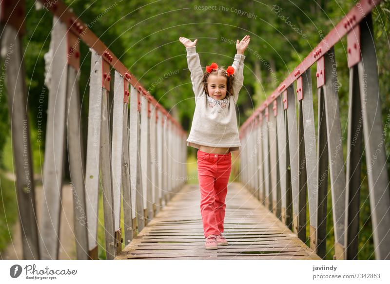 Süßes kleines Mädchen mit vier Jahren, das Spaß in der Natur hat. Freude Glück schön Leben Spielen Kind Mensch Frau Erwachsene Kindheit 1 3-8 Jahre Blume Brücke