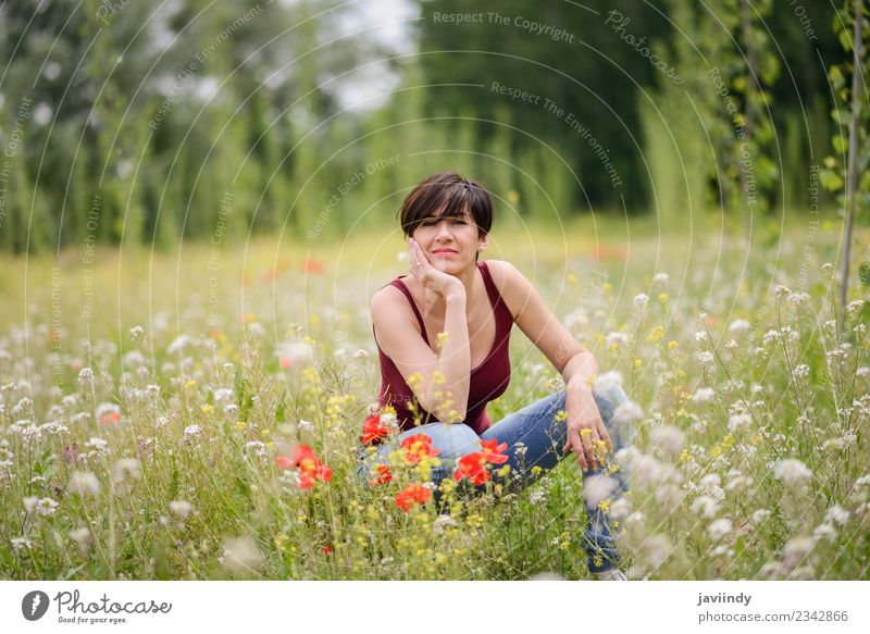 Glückliche Frau mit kurzen Haaren, die das blumige Feld genießt. Lifestyle Freude schön Mensch feminin Erwachsene Familie & Verwandtschaft Jugendliche 1