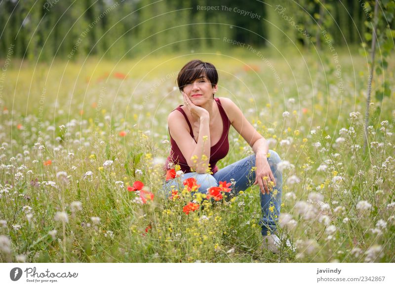 Glückliche Frau mit kurzem Haarschnitt im Mohnfeld. Lifestyle Freude schön Spielen Kind Junge Frau Jugendliche Erwachsene 1 Mensch 30-45 Jahre Natur Blume Gras