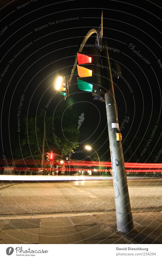 RGB-Ampel Verkehr Verkehrswege Straßenverkehr Straßenkreuzung Wege & Pfade Wegkreuzung gelb grün rot schwarz Linie Bewegungsunschärfe Bürgersteig Laterne Lampe