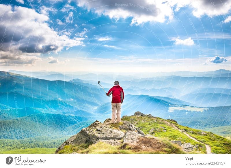 Junger Mann auf dem Gipfel des Berges fotografiert mit dem Smartphone. Lifestyle Freude schön Freizeit & Hobby Ferien & Urlaub & Reisen Tourismus Ausflug