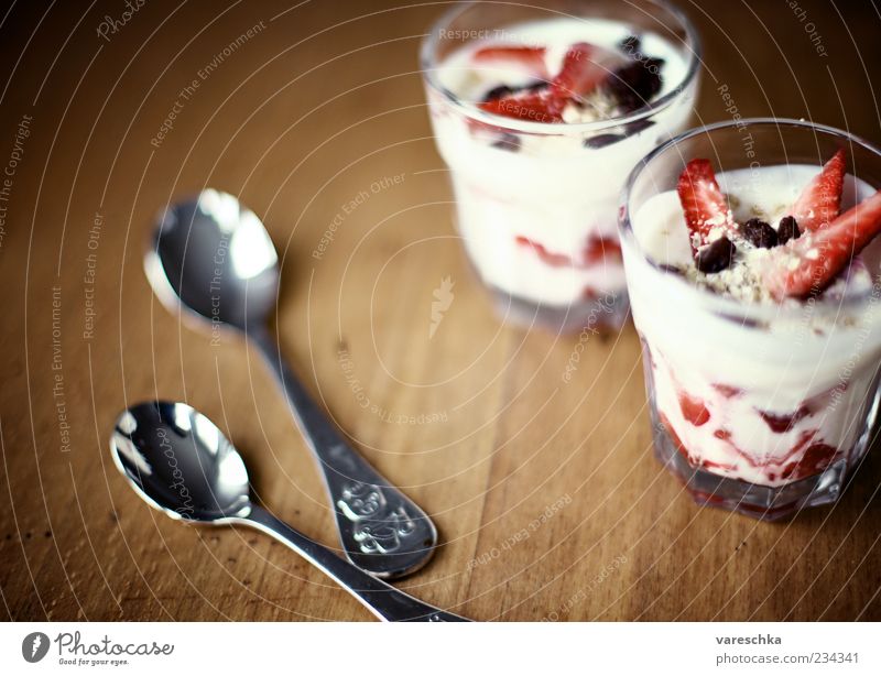 Kleines Frühstück Joghurt Milcherzeugnisse Frucht Erdbeeren Rosinen Haferflocken Bioprodukte Löffel frisch Gesundheit lecker Farbfoto Nahaufnahme Morgen