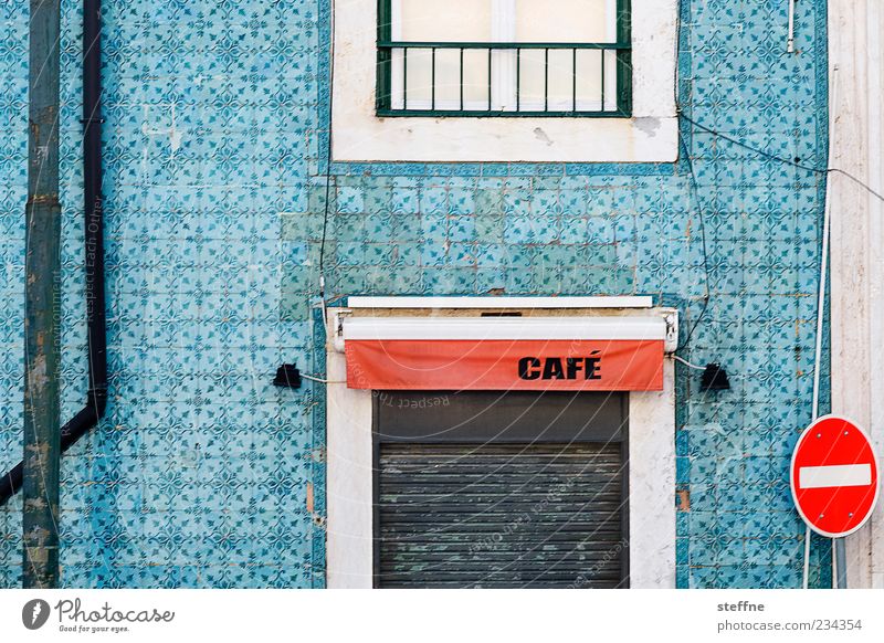 Rossi Lissabon Portugal Altstadt Haus Fassade Verkehrszeichen Verkehrsschild ruhig Café Fliesen u. Kacheln Farbfoto mehrfarbig Außenaufnahme Rollladen