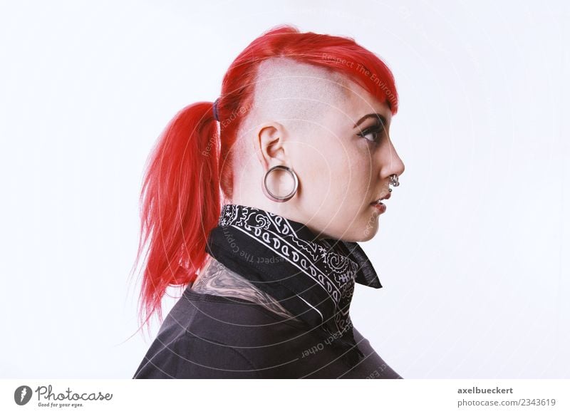 Sidecut & Flesh Tunnel Piercing Lifestyle Mensch feminin androgyn Junge Frau Jugendliche Erwachsene 1 18-30 Jahre Schmuck Tattoo Ohrringe Haare & Frisuren