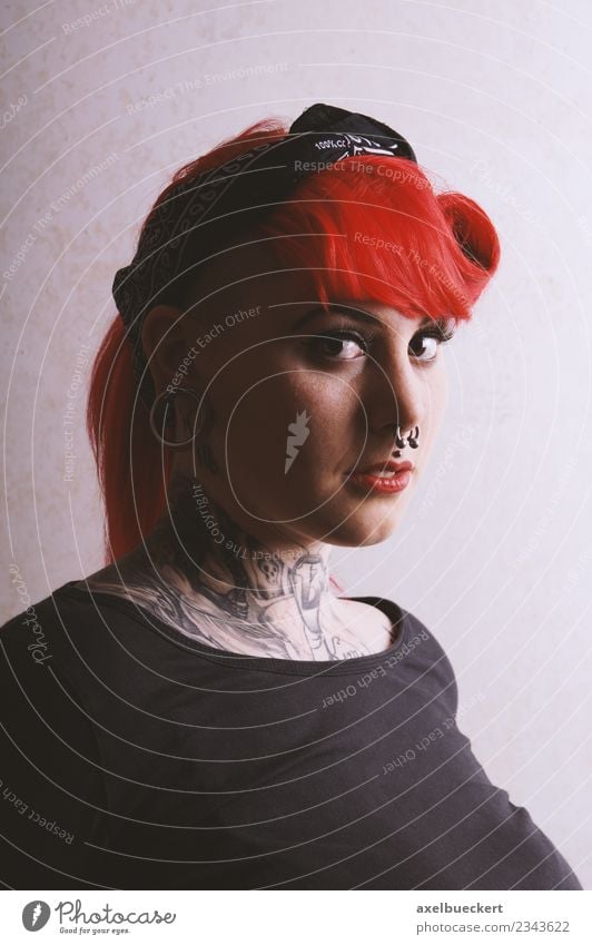junge Frau mit Piercings und Tattoos Mensch feminin Junge Frau Jugendliche Erwachsene 1 18-30 Jahre Schmuck Ohrringe Kopftuch rothaarig authentisch
