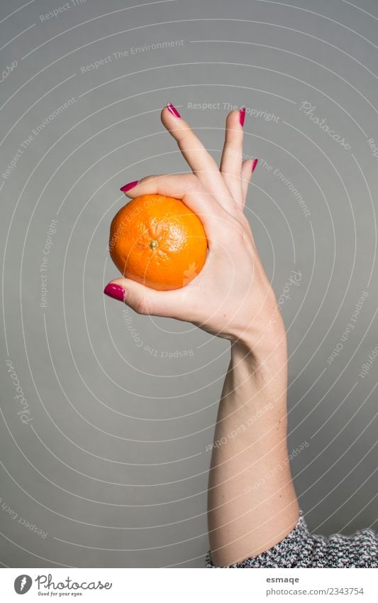 Hand mit einer Orange in Originalform Lebensmittel Frucht Ernährung Essen Frühstück Bioprodukte Vegetarische Ernährung Diät Lifestyle Freude Gesundheit