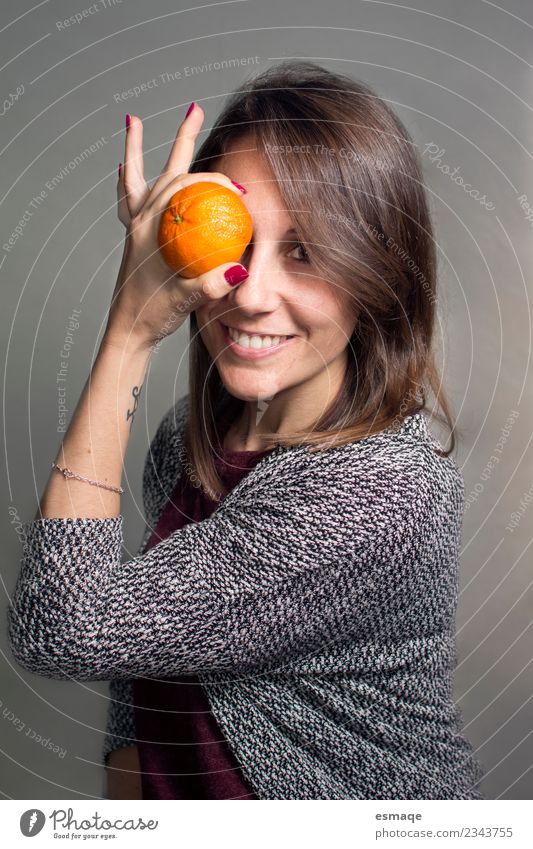 gesundes Mädchen mit einer Orange Frucht Ernährung Bioprodukte Vegetarische Ernährung Diät Lifestyle Freude schön Gesundheit Gesundheitswesen Gesunde Ernährung