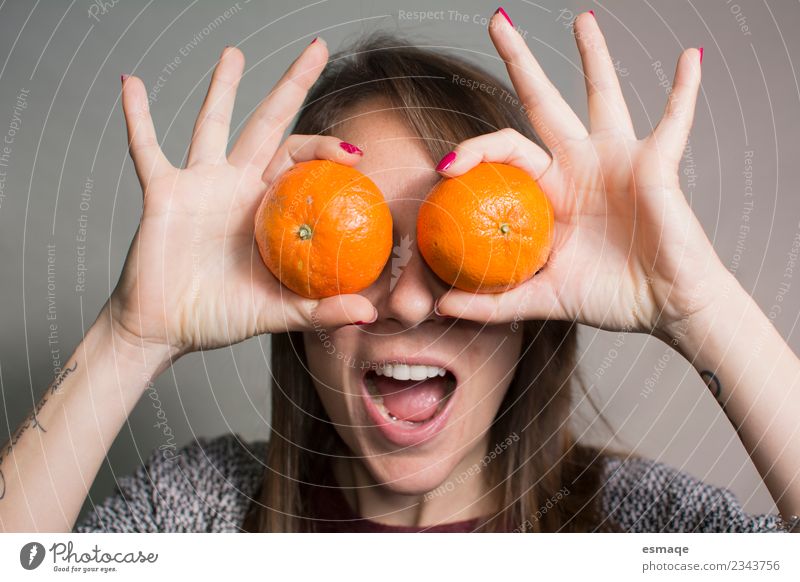 Porträt einer überraschten Frau mit Orange Frucht Lifestyle Freude Gesundheit Wellness Leben feminin Junge Frau Jugendliche Erwachsene Diät lachen frei