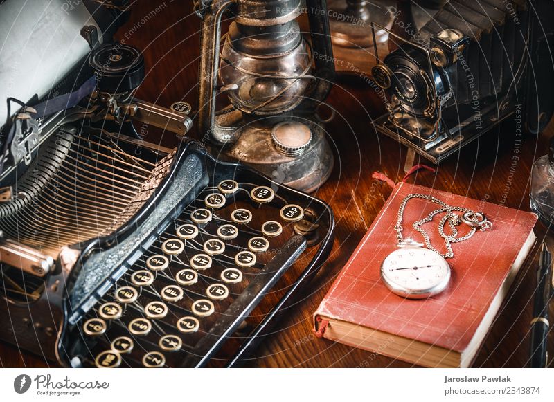 Traditionelle und alte Art und Weise, Nachrichten zu schreiben und Fotos zu machen, Schreibmaschine, Kamera, Uhr, Stift, Vintage-Lampe auf dem Schreibtisch weiß