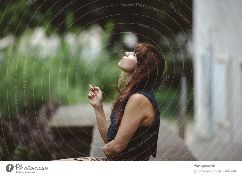 Frau sitzt im Hinterhof und raucht. feminin Junge Frau Jugendliche Erwachsene 1 Mensch 30-45 Jahre atmen Erholung Rauchen Blick Sommer Zigarette langhaarig