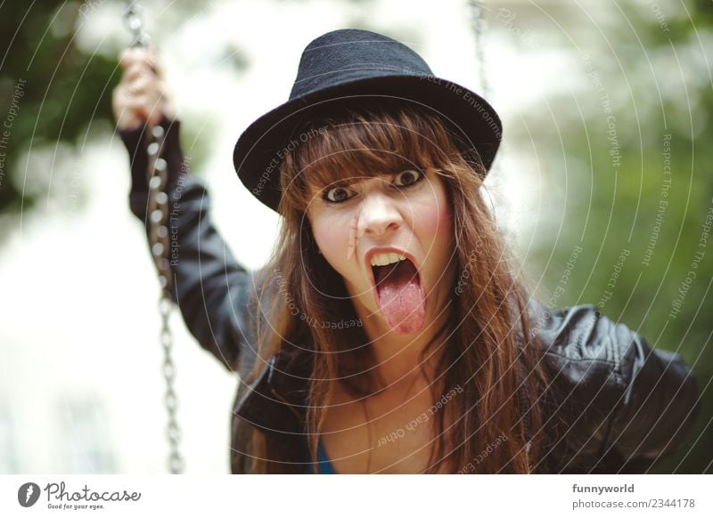 Wütende Frau mit Hut streckt die Zunge raus Mensch feminin Junge Frau Jugendliche Erwachsene 1 30-45 Jahre Aggression bedrohlich rebellisch Gefühle Wut Ärger