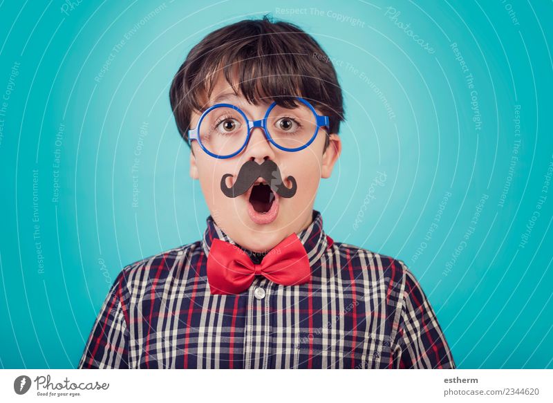 Lustiger Junge mit gefälschtem Schnurrbart und Krawatte Lifestyle Freude Party Veranstaltung Feste & Feiern Karneval Mensch maskulin Kind Kleinkind Eltern