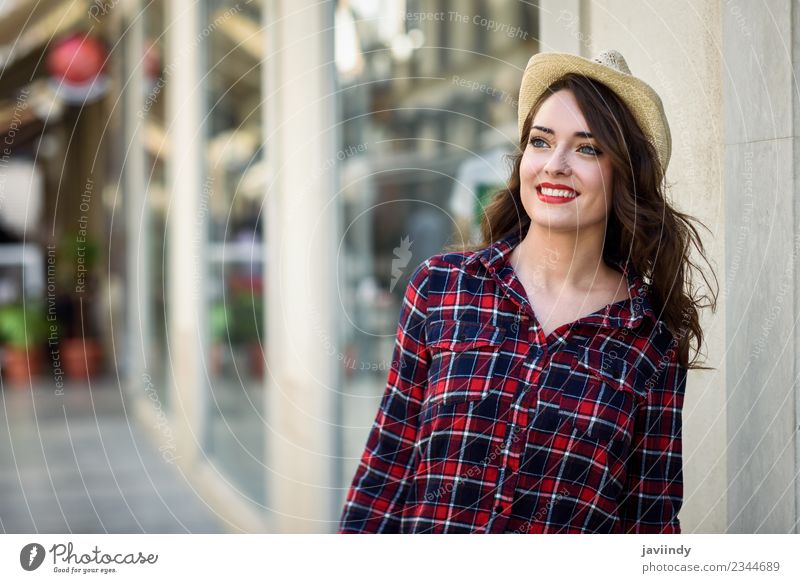 Mädchen lächelt im urbanen Hintergrund. Stil Glück schön Sommer Mensch feminin Junge Frau Jugendliche Erwachsene 1 18-30 Jahre Mode Hemd Hut Lächeln weiß Freude