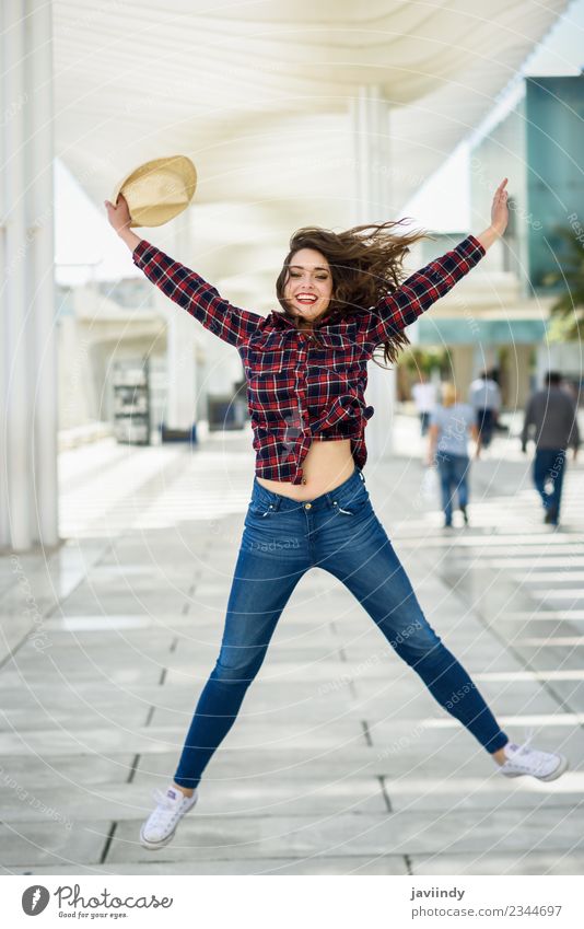 Mädchen springt in den urbanen Hintergrund. Stil Glück schön Sommer Mensch Junge Frau Jugendliche Erwachsene 1 18-30 Jahre Mode Hemd Hut Lächeln springen weiß