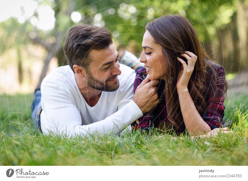 Schönes junges Paar, das auf Gras in einem Stadtpark liegt. Lifestyle Freude schön Sommer Mensch Junge Frau Jugendliche Junger Mann Erwachsene 2 18-30 Jahre