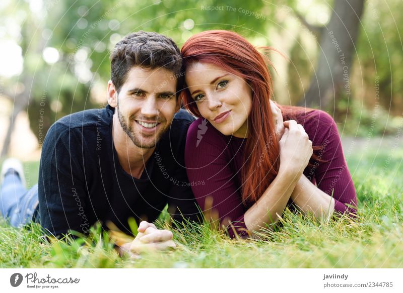 Schönes junges Paar, das auf Gras in einem Stadtpark liegt. Lifestyle Freude Glück schön Sommer Mensch Junge Frau Jugendliche Junger Mann Erwachsene 2
