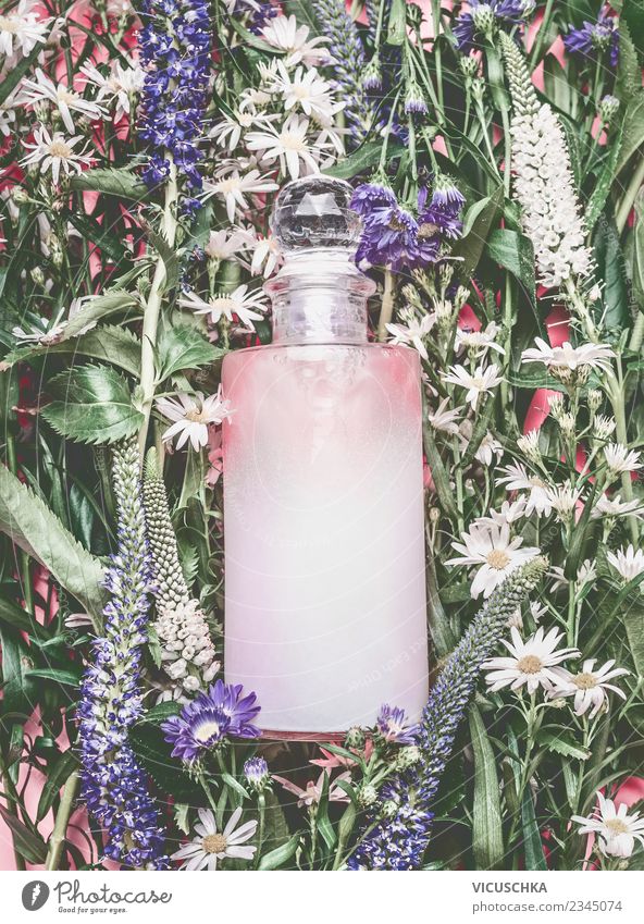 Naturkosmetik. Rosa Kosmetik Flasche auf Blumen und Pflanzen kaufen Stil Design schön Parfum Gesundheit Wellness Spa Sommer rosa Farbfoto Studioaufnahme