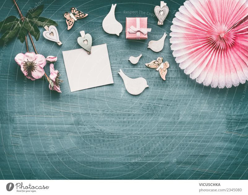 Composing mit Grußkarte, Blumen und Geschenk Stil Design Dekoration & Verzierung Party Veranstaltung Feste & Feiern Valentinstag Muttertag Hochzeit Geburtstag