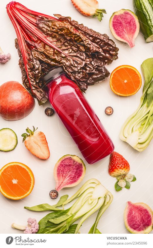 Rote Smoothie Flasche mit Zutaten Lebensmittel Gemüse Frucht Ernährung Getränk Erfrischungsgetränk Limonade Saft Stil Design Gesundheit Gesunde Ernährung