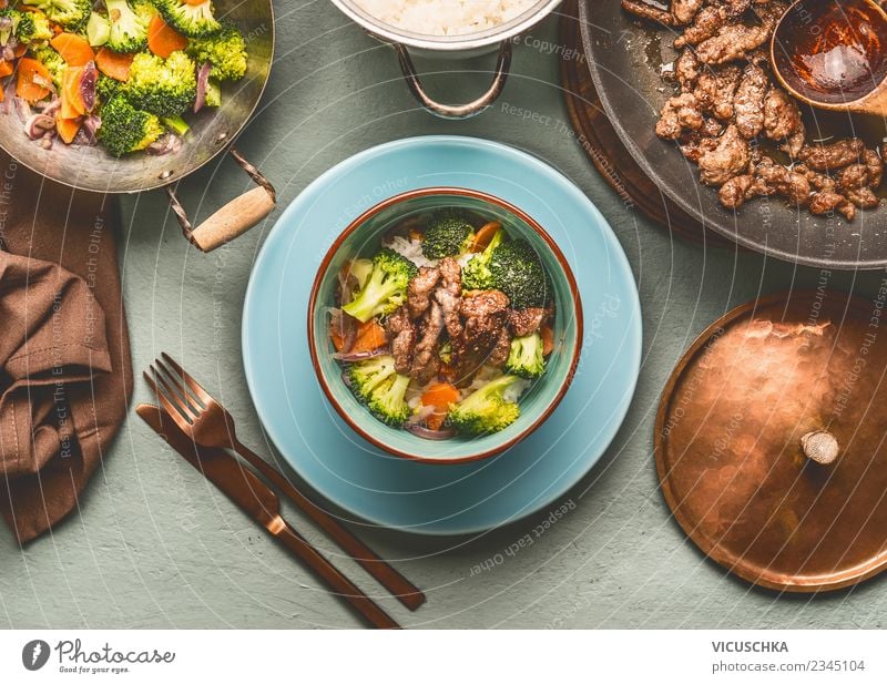 Ausgewogene Ernährung: Rindfleisch, gedämpftem Gemüse und Reis Lebensmittel Fleisch Getreide Mittagessen Abendessen Diät Geschirr Teller Topf Besteck Stil