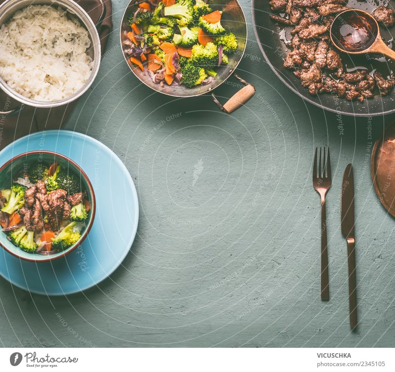 Rindfleisch, gedämpftes Gemüse und Reis Lebensmittel Fleisch Getreide Ernährung Mittagessen Abendessen Bioprodukte Diät Geschirr Teller Topf Besteck Stil Design