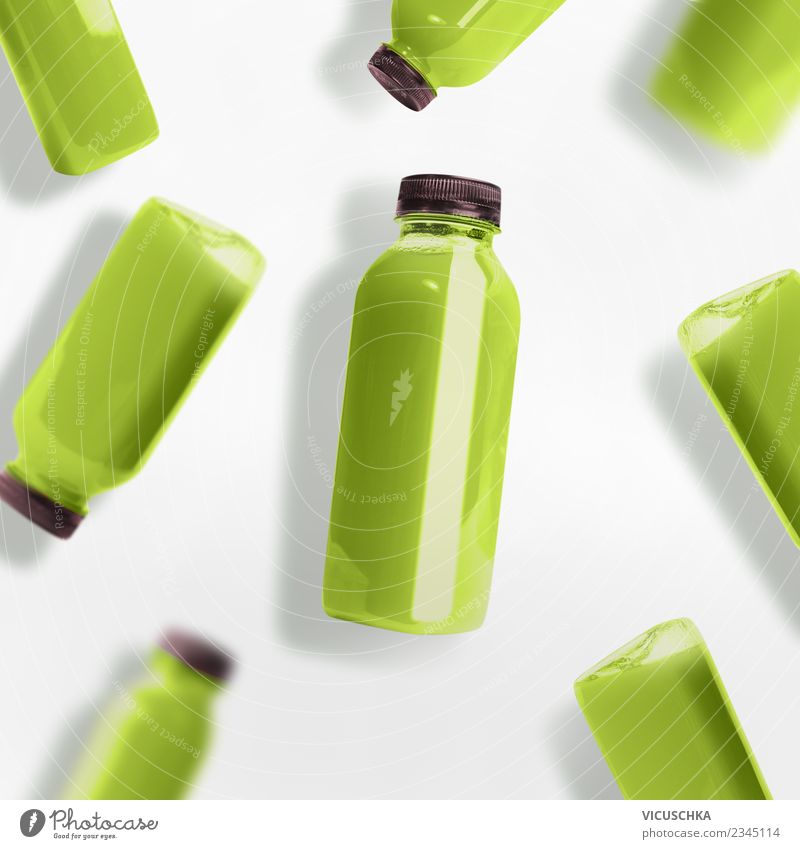 Grün Smoothie- oder Saftflaschen auf weißem Hintergrund Lebensmittel Bioprodukte Vegetarische Ernährung Diät Getränk Erfrischungsgetränk Flasche Stil Design